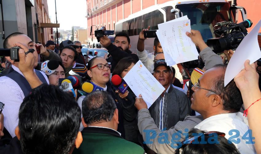 Taxistas reprocharon a Gobierno del Estado haber entregado, seg&uacute;n dijeron, m&aacute;s de 200 licencias a asociaciones y particulares, sin tomarlos en cuenta a ellos (Foto: Eddylberto Lu&eacute;vano Santill&aacute;n)