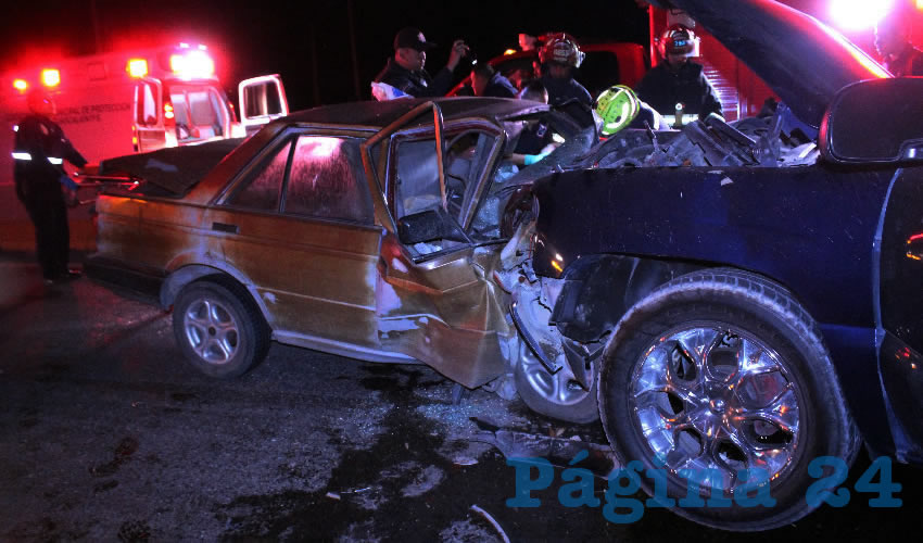 La camioneta GMC Sierra se estrelló de frente contra el vehículo Nissan Tsuru