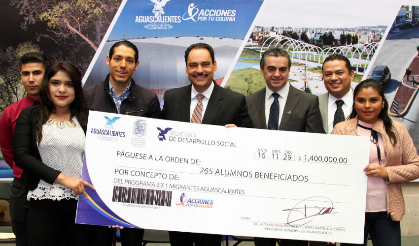 El alcalde Juan Antonio Martín del Campo encabezó la última entrega de apoyos académicos