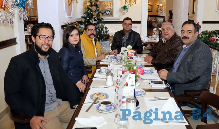 En Sanborns Francia almorzaron Gustavo Guti&eacute;rrez de la Torre, Pilar Echeverr&iacute;a Barba, Jos&eacute; Antonio S&aacute;nchez G&oacute;mez, director de Transporte P&uacute;blico de Gobierno del Estado; Manolo Medina G&oacute;mez, Jos&eacute; Luis Romero, presidente del Colegio de Arquitectos; y Francisco Rodr&iacute;guez