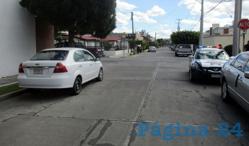 El automóvil Chevrolet Aveo en que se trasladaban las víctimas