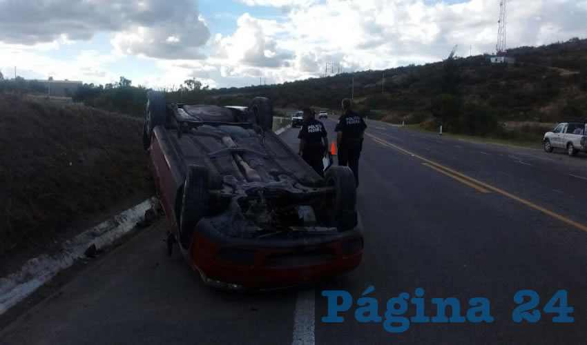 El Volkswagen Jetta terminó sobre su toldo