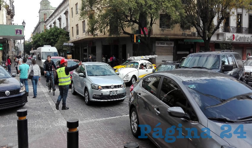 Los automovilistas sufren todas las mañanas del cruce debido a las obras del tren ligero, que pretenden conectar la línea 2 con la nueva línea 3/Foto: Francisco Andalón López