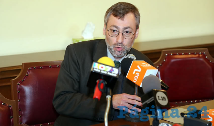 La Junta de Gobierno de la UAA entreg&oacute; al doctor Francisco Javier Avelar Gonz&aacute;lez la constancia que lo acredita como el rector electo (Foto: Eddylberto Lu&eacute;vano Santill&aacute;n)