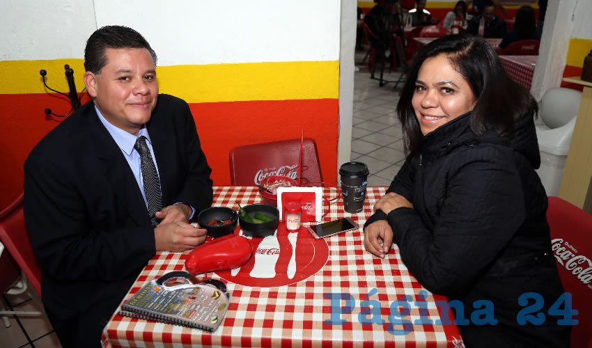 En gorditas La Merced compartieron el pan y la sal y Juan Antonio Hern&aacute;ndez Organista, director del Estado Mayor de la Secretar&iacute;a de Seguridad P&uacute;blica del Municipio de Aguascalientes; y Karina Ben&iacute;tez, jefa de Prensa de esa misma secretar&iacute;a