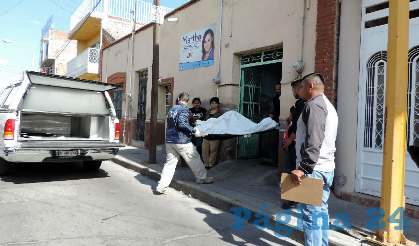 Persona del Semefo saca de la casa el cadáver del suicida José Alberto Hernández Pérez