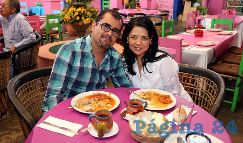 Carlos Lomel&iacute; Ruvalcaba y Reyna Rosas Loza compartieron el pan y la sal en el restaurante La Saturnina