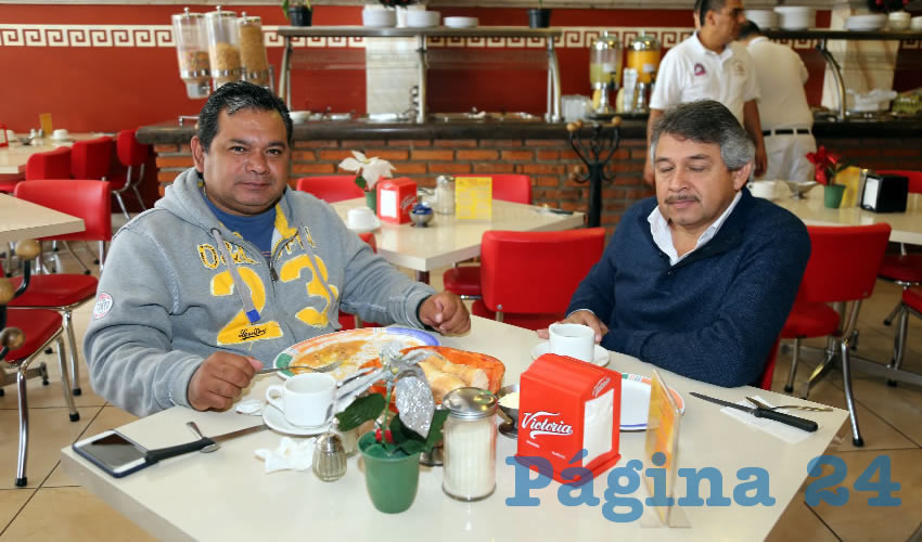 En el restaurante Mitla desayunaron Gustavo Mart&iacute;nez Salas y Mauricio Regalado Gonz&aacute;lez, t&eacute;cnico de CCAPAMA