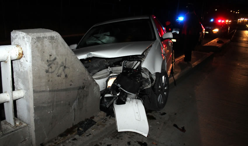 El Jetta quedó inservible al estamparse contra el extremo del muro