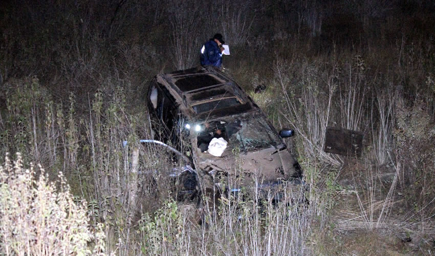 En un barranco de 15 metros de profundidad, aproximadamente, terminó la camioneta