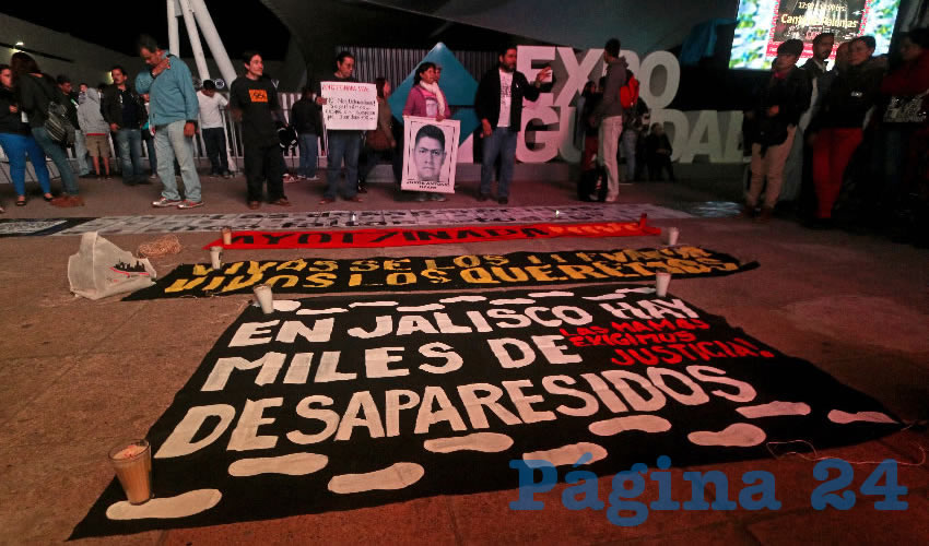Al cumplirse 10 años del inicio de la guerra contra el narcotráfico emprendida por el ex presidente panista Felipe Calderón Hinojosa en 2006 y continuada por el priísta Enrique Peña Nieto, hay un saldo de cerca de 30 mil desaparecidos en todo el territorio nacional, denunciaron activistas y representantes de organizaciones ciudadanas presentes en el último día de la Feria Internacional del Libro de Guadalajara (FIL), dentro del foro “Nos faltan todos”/Fotos: Cuartoscuro
