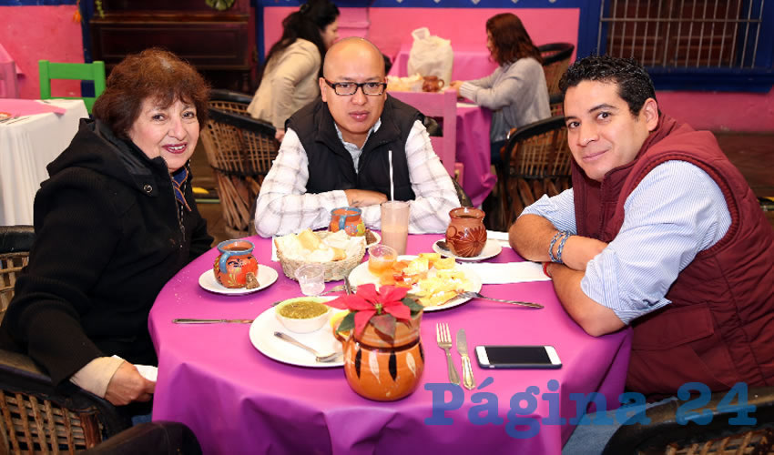 Ver&oacute;nica Araiza Garc&iacute;a, Mario Valdivia Araiza y David Santacruz compartieron el desayuno en el restaurante La Saturnina