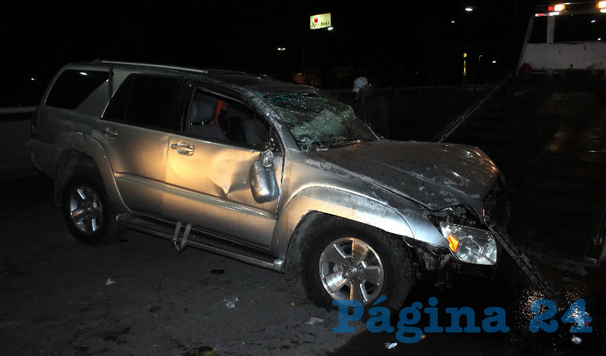 Tras colisionar contra el muro, la camioneta dio dos volteretas