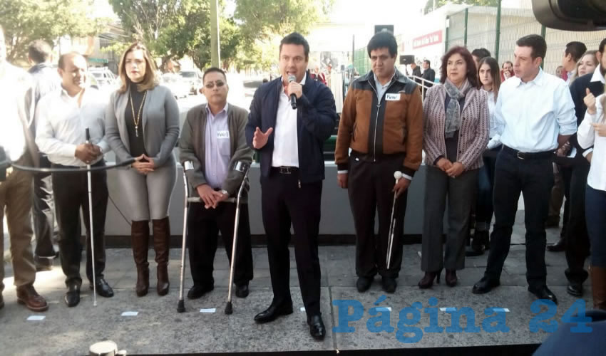 El gobernador de Jalisco presumió una inversión de más de 35 millones de pesos para adecuar las estaciones del tren ligero a las personas con discapacidad, algo que hasta hace un año implementaron en España o en Madrid, presumió/Fotos: Francisco Tapia 