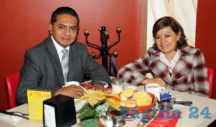 En el restaurante Mitla compartieron el pan y la sal Rub&eacute;n Rosales Andrade, secretario general de la FTI, y Mar&iacute;a Mendoza L&aacute;zaro