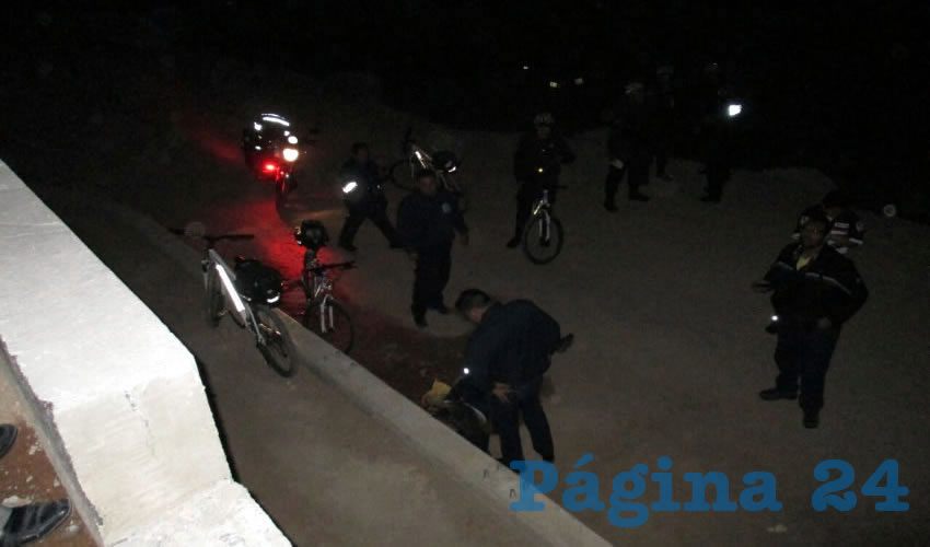 Policías intentan auxiliar a la víctima, Martín Ortiz Cuéllar
