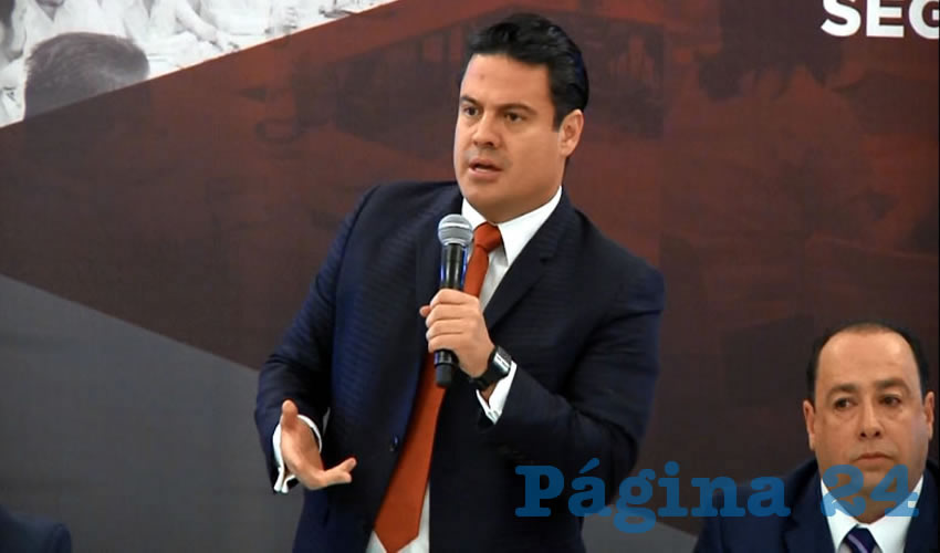 “La gente no ve en su bolsillo mejores ingresos, porque no ha visto mejores oportunidades, porque no ven condiciones de acceso para sus hijos, porque el pensionado no puede vivir con su pensión, porque las hipotecas los alcanzaron”, dijo el gobernador Aristóteles Sandoval, consciente de que el salario mínimo no alcanza, aun con sus políticas de bienestar//Foto: Francisco Andalón López 