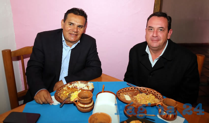 En el restaurante La Mestiza compartieron el pan y la sal Jos&eacute; Luis Mart&iacute;nez Rodr&iacute;guez, exalcalde de El Llano, y Manuel Parada Navarro, abogado