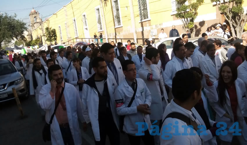 Cientos de médicos enfundados en sus batas blancas se sumaron a la manifestación 