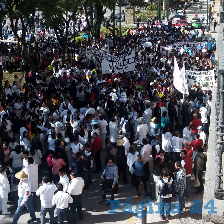 Miles de personas se plantaron afuera del Congreso local para exigir a los diputados tomar las medidas necesarias para destinar más presupuesto a los Hospitales Civiles, pues con lo que les quieren dar no alcanza ni para comprar insumos básicos, criticaron/Fotos: Francisco Tapia 
