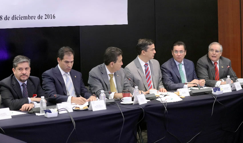 Ciudad de M&eacute;xico.- Miguel Romo Medina (derecha), resalt&oacute; la importancia de que las normas del sistema nacional anticorrupci&oacute;n se apliquen de manera efectiva y arm&oacute;nica en todo el pa&iacute;s 