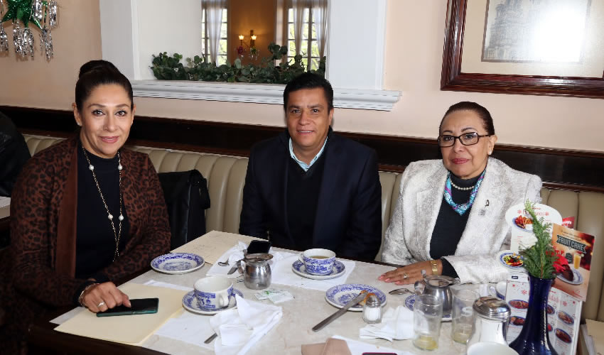 En Sanborns Francia almorzaron los diputados locales Mar&iacute;a del Carmen Mayela Mac&iacute;as Alvarado, Arturo Fern&aacute;ndez Estrada y Estela Cort&eacute;s Mel&eacute;ndez