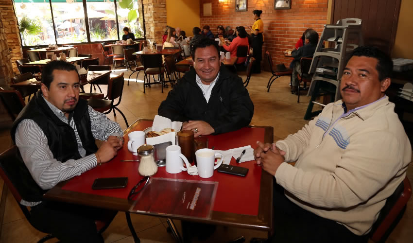 En Las Antorchas compartieron el primer desayuno del d&iacute;a Daniel Alvarenga Cruz, secretario de Organizaci&oacute;n del Partido Encuentro Social (PES); Jes&uacute;s Morquecho Valdez, diputado local; y Jes&uacute;s Qui&ntilde;&oacute;nez L&oacute;pez, secretario general del PES