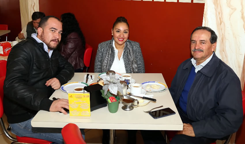 En el restaurante Mitla compartieron el pan y la sal Antonio Mart&iacute;n del Campo Moreno, Sylvia Garfias Cedillo y Alfredo Reyes Vel&aacute;zquez