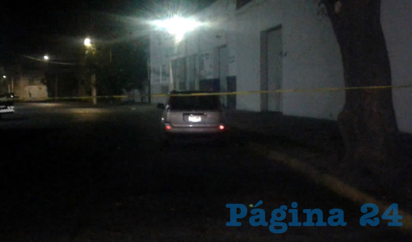 Dentro de una camioneta mal estacionada y con las luces encendidas sobre el cruce de las calles Francisco Silva Romero y González Gallo se encontraron tres cadáveres, entre ellos, el de Alejandro “La Cobrita Jr” González, hijo del campeón mundial de Guadalajara/Fotos: Especial 