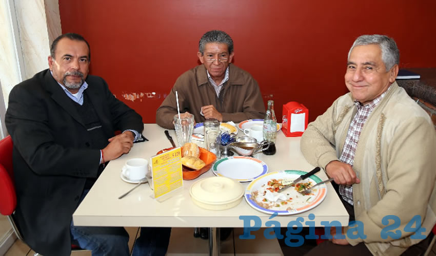 Refugio Alfaro Guerrero, C&eacute;sar P&eacute;rez Uribe y Jos&eacute; de Jes&uacute;s Mart&iacute;nez Gonz&aacute;lez, director de Vinculaci&oacute;n y Convivencia Ciudadana de la Oficina Ejecutiva de la Presidencia Municipal desayunaron en el restaurante Mitla