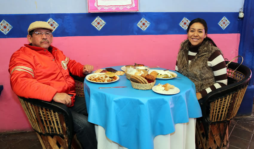 En La Saturnina compartieron el primer alimento del d&iacute;a Gustavo Padilla C&oacute;rdova y Patricia Valadez Bustamante