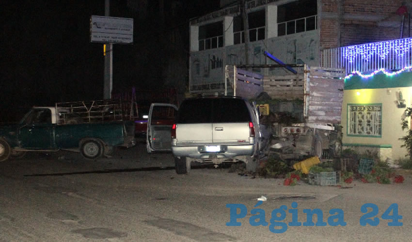 La camioneta Yukon se estrelló contra el camión de redilas, muriendo en el acto el copiloto
