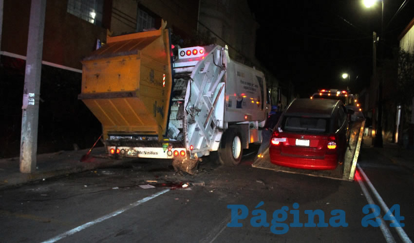 El veh&iacute;culo que manejaba Alexis V&aacute;zquez Capetillo se estrell&oacute; la madrugada del s&aacute;bado contra un cami&oacute;n de la basura, prensando al hoy occiso