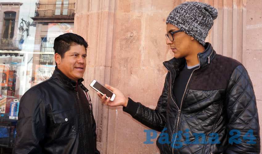 Artemio Raymundo Ibáñez Ramírez: “Mis talleres son elaboración de figuras fantásticas en madera, trabajamos con lo que son machetes y cuchillos, aunque al final las pintamos a mano” (Foto: Merari Martínez Castro)