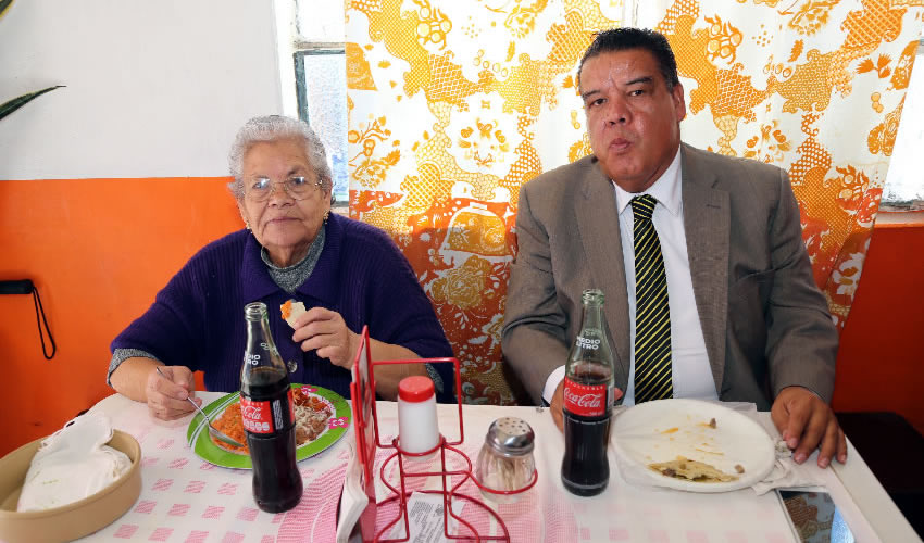 Virginia &Aacute;lvarez Valenzuela y Francisco Javier Flores Flores, coordinador estatal de Cimientos del Magisterio almorzaron en gorditas La China