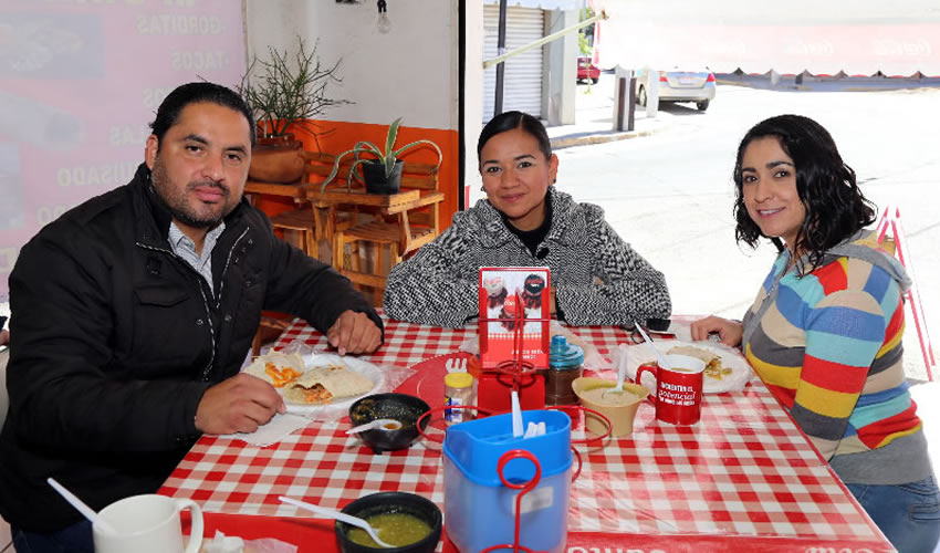 En gorditas La China compartieron el primer alimento del d&iacute;a Emanuelle S&aacute;nchez N&aacute;jera, presidente estatal del PRD, Miriam Luna Hidalgo y Susana Tejada Velasco