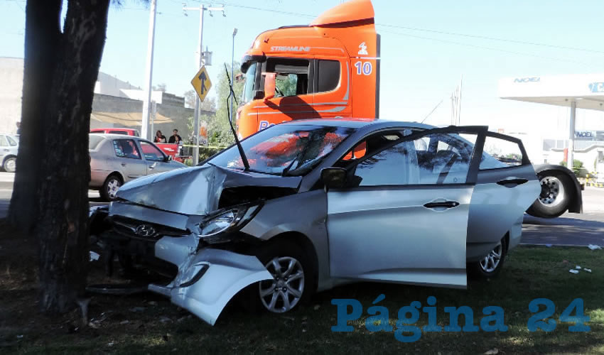 El automóvil Dodge Atittude, tras arrollar a la familia, se estampó en otro árbol