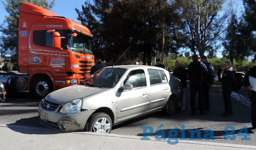 El terrible percance inició con el choque entre el tractocamión y el Nissan Platina