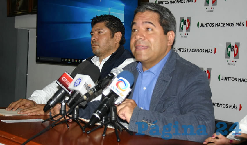 En el presupuesto del 2017 no hay candados para evitar que el alcalde Enrique Alfaro se siga promocionando en redes sociales hasta con 20 millones de pesos por adjudicación directa a sus empresas amigas; además, se reduce el dinero para la prestación de servicios públicos, pero se incrementa el gasto en programas sociales, acusó el priísta Sergio Otal Lobo/Foto: Archivo Página 24
