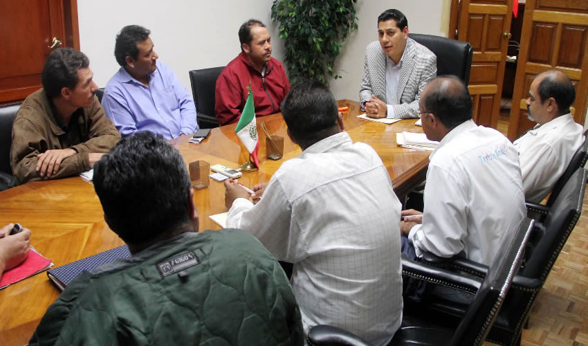 Recibe el secretario de Gobierno, Javier Lu&eacute;vano N&uacute;&ntilde;ez, a una Comisi&oacute;n de Taxistas para informarles el estatus de la revisi&oacute;n