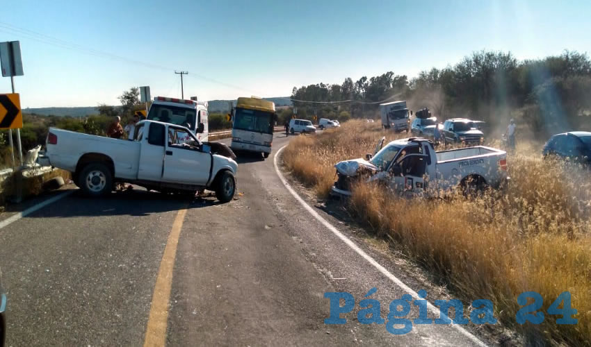 Dos camionetas chocaron de frente, sobre la carretera a Villa Hidalgo