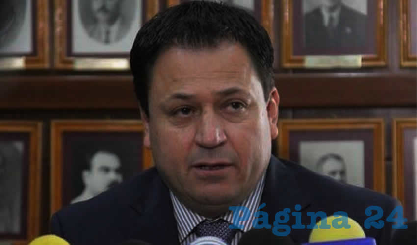 Según se escucha en “radio pasillo” de la Presidencia Municipal de Aguascalientes, a Evaristo Pedroza Reyes “Aquamán”, que cobra como propietario de CCAPAMA, le bastaron poco menos de tres años en el cargo para hacerse millonario, por lo que la próxima administración de Tere Jiménez Esquivel, que inicia el próximo 30 de diciembre, ya lo tiene en la mira