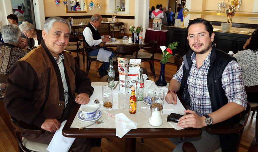En Sanborns Francia desayunaron Jos&eacute; de Jes&uacute;s Mart&iacute;nez Gonz&aacute;lez, director de Vinculaci&oacute;n y Convivencia Ciudadana de la Oficina Ejecutiva del Presidente Municipal de Aguascalientes; y Jes&uacute;s Enrique Ram&iacute;rez P&eacute;rez, l&iacute;der de la CROM