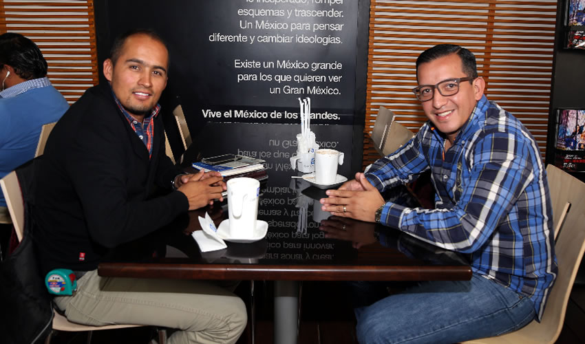 En Caf&eacute; Punta del Cielo departieron el arquitecto Ignacio Camarillo Medina y Salvador Maximiliano Ram&iacute;rez Hern&aacute;ndez