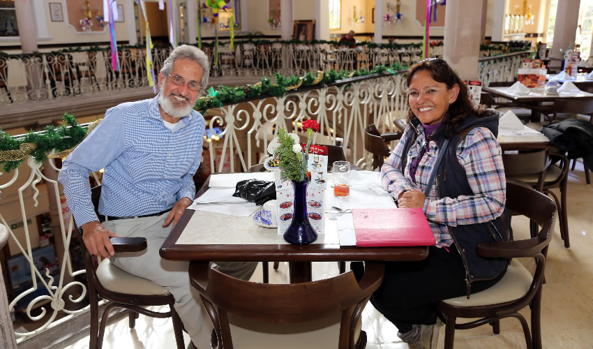 En Sanborns Francia platicaron Francisco de la O. Gonz&aacute;lez y Ana Mar&iacute;a Cuellar Alf&eacute;rez