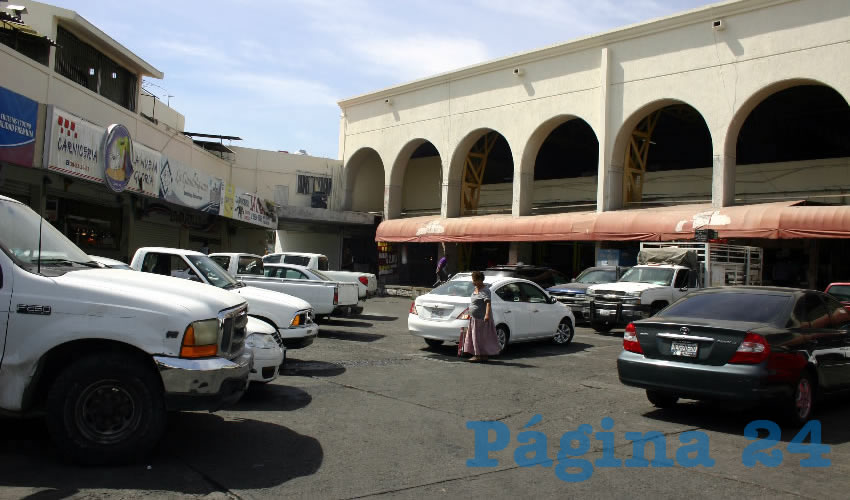 El más grave problema que padecen en el mercado Atemajac es el drenaje y la seguridad pública, primero porque el lugar se vuelve antihigiénico, además de que escasea el patrullaje/Fotos: Archivo Página 24