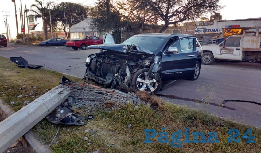&Oacute;scar Alberto Mart&iacute;nez Guevara estamp&oacute; el Jeep Cherokee contra un poste de concreto