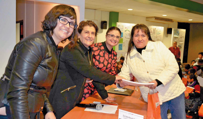Alrededor de 500 alumnas y alumnos de tercero y cuarto grado de primaria de la capital respondieron a esta convocatoria y fueron reconocidos por la administración estatal, a través de ambas dependencias, por expresar, con dibujos y carteles, su rechazo a toda forma de violencia contra mujeres y niñas