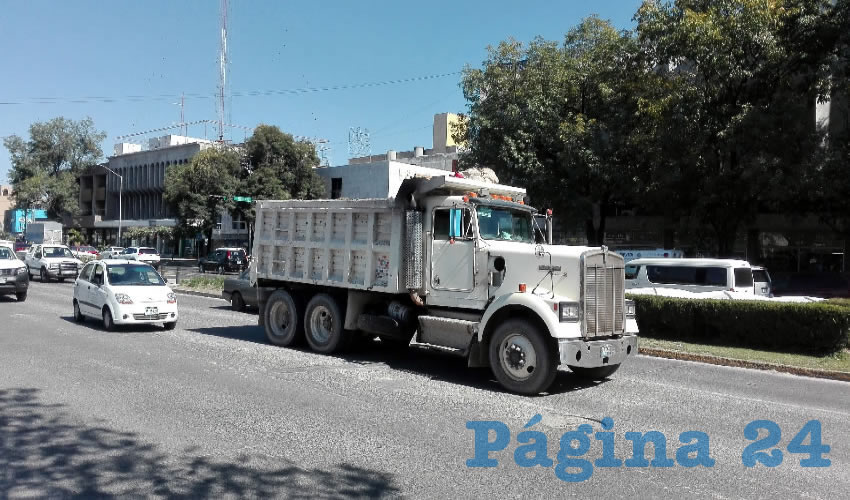 Una zona donde el polvo ha provocado hasta tolvaneras es sobre Federalismo, pero no precisamente porque se realice alguna obra, sino porque por esta arteria transitan los camiones que sacan el material que es desechado por la tuneladora en el tramo subterráneo que se construye; lo hacen sin precaución alguna/Fotos: Francisco Andalón López 