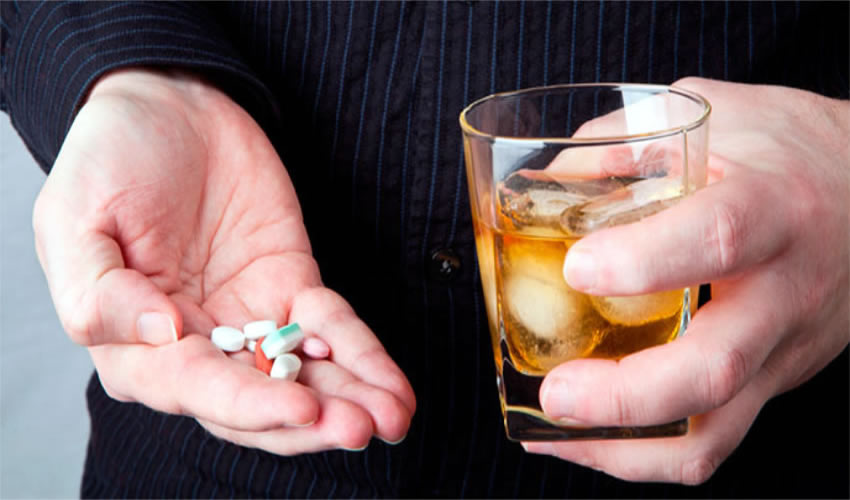 “Si aquellos pacientes que, por ejemplo, toman analgésicos regularmente para controlar el dolor crónico de una osteoartritis ingieren también alcohol, pueden presentar erosiones en la mucosa gástrica y hasta sangrado”, reveló especialista sobre algunos de los riesgos de quienes se automedican y toman embriagantes/Foto: Cortesía